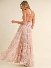 Cargar imagen en el visor de la galería, OPEN BACK FLORAL LACE MAXI DRESS