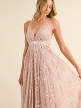 Cargar imagen en el visor de la galería, OPEN BACK FLORAL LACE MAXI DRESS