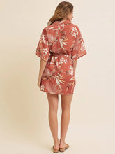 Cargar imagen en el visor de la galería, BELTED FRONT POCKETS FLORAL MINI DRESS