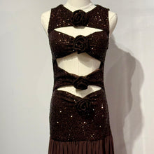 Cargar imagen en el visor de la galería, THE CUT OUT FLOWER GOWN