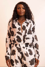 Cargar imagen en el visor de la galería, THE ANIMAL PRINT WHITE PANTS