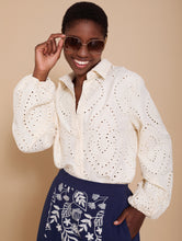 Cargar imagen en el visor de la galería, Camisa en bordado suizo