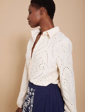 Cargar imagen en el visor de la galería, Camisa en bordado suizo