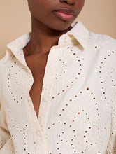 Cargar imagen en el visor de la galería, Camisa en bordado suizo