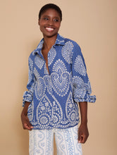 Cargar imagen en el visor de la galería, Camisa en bordado suizo (Copy)