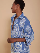 Cargar imagen en el visor de la galería, Camisa en bordado suizo (Copy)