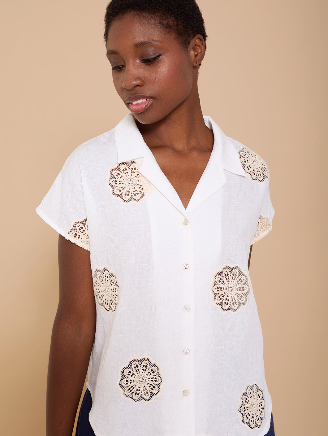 Blusa con bordado mandalas