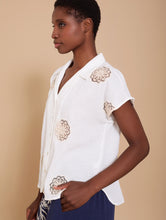 Cargar imagen en el visor de la galería, Blusa con bordado mandalas