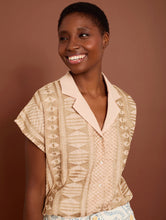 Cargar imagen en el visor de la galería, Blusa con tejido bordado en gold