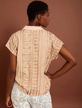 Cargar imagen en el visor de la galería, Blusa con tejido bordado en gold