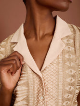 Cargar imagen en el visor de la galería, Blusa con tejido bordado en gold
