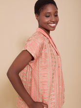 Cargar imagen en el visor de la galería, Blusa con tejido bordado en gold