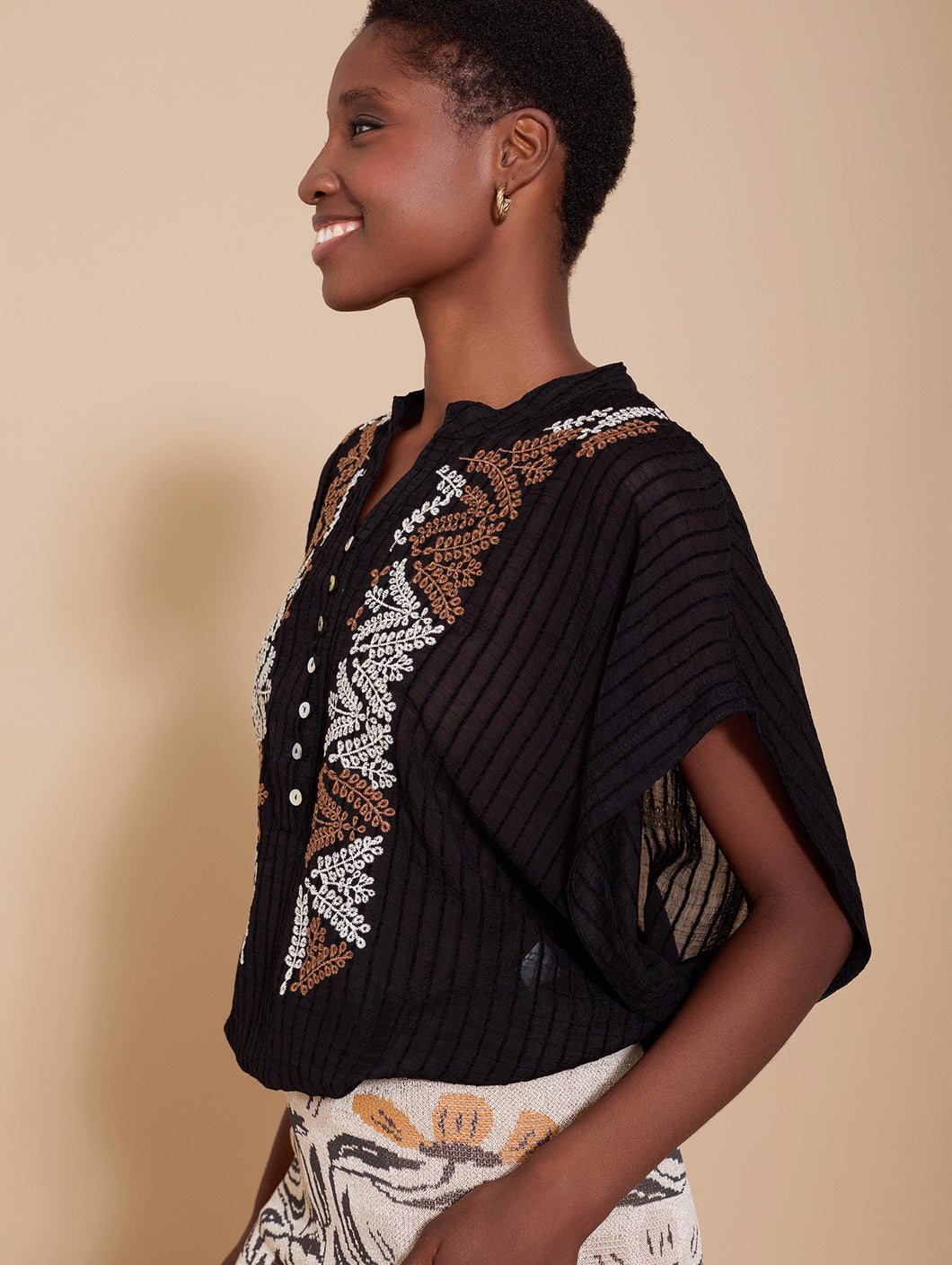 Blusa oversize con bordado