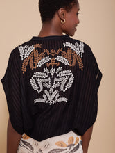 Cargar imagen en el visor de la galería, Blusa oversize con bordado