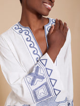 Cargar imagen en el visor de la galería, Blusa oversize con bordado