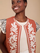 Cargar imagen en el visor de la galería, Chaleco con bordado en relieve