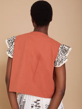 Cargar imagen en el visor de la galería, Chaleco con bordado en relieve