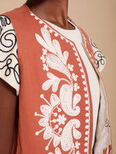 Cargar imagen en el visor de la galería, Chaleco con bordado en relieve