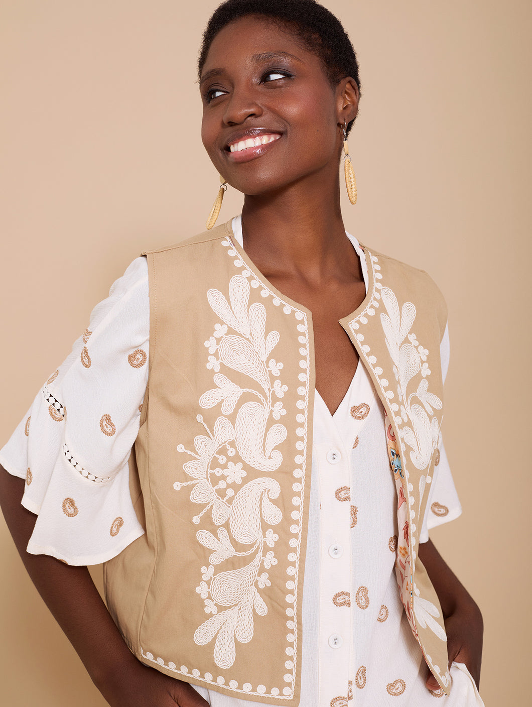 Chaleco con bordado en relieve