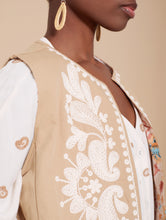 Cargar imagen en el visor de la galería, Chaleco con bordado en relieve