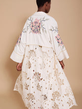 Cargar imagen en el visor de la galería, Kaftan bimateria en encaje y bordado