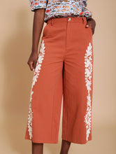 Cargar imagen en el visor de la galería, Pantalón cropped con bordado lateral