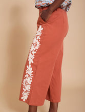 Cargar imagen en el visor de la galería, Pantalón cropped con bordado lateral