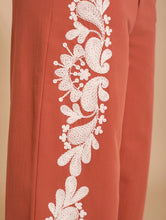Cargar imagen en el visor de la galería, Pantalón cropped con bordado lateral