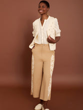 Cargar imagen en el visor de la galería, Pantalón cropped con bordado lateral