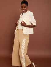 Cargar imagen en el visor de la galería, Pantalón cropped con bordado lateral