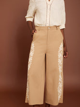 Cargar imagen en el visor de la galería, Pantalón cropped con bordado lateral