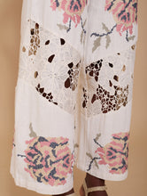 Cargar imagen en el visor de la galería, Pantalón bimateria con encaje y bordado