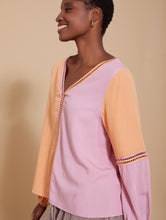 Cargar imagen en el visor de la galería, Blusa bicolor con entredós
