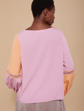 Cargar imagen en el visor de la galería, Blusa bicolor con entredós
