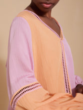 Cargar imagen en el visor de la galería, Blusa bicolor con entredós