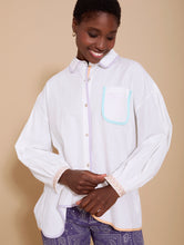 Cargar imagen en el visor de la galería, Camisa con vivos a contraste