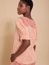 Cargar imagen en el visor de la galería, Blusa con estampado de flores