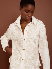 Cargar imagen en el visor de la galería, Sobrecamisa denim grabado motivo bandana strass