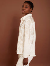 Cargar imagen en el visor de la galería, Sobrecamisa denim grabado motivo bandana strass