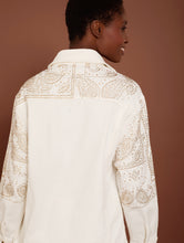 Cargar imagen en el visor de la galería, Sobrecamisa denim grabado motivo bandana strass