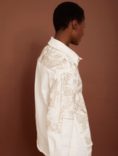 Cargar imagen en el visor de la galería, Sobrecamisa denim grabado motivo bandana strass