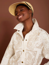 Cargar imagen en el visor de la galería, Sobrecamisa denim grabado motivo bandana strass