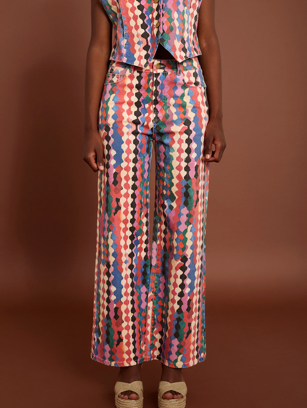 Pantalón denim estampado multicolor