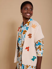 Cargar imagen en el visor de la galería, Chaleco de punto bordado con hombreras