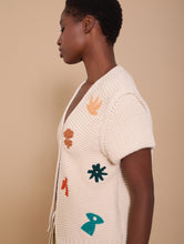 Cargar imagen en el visor de la galería, Chaleco de punto bordado con hombreras