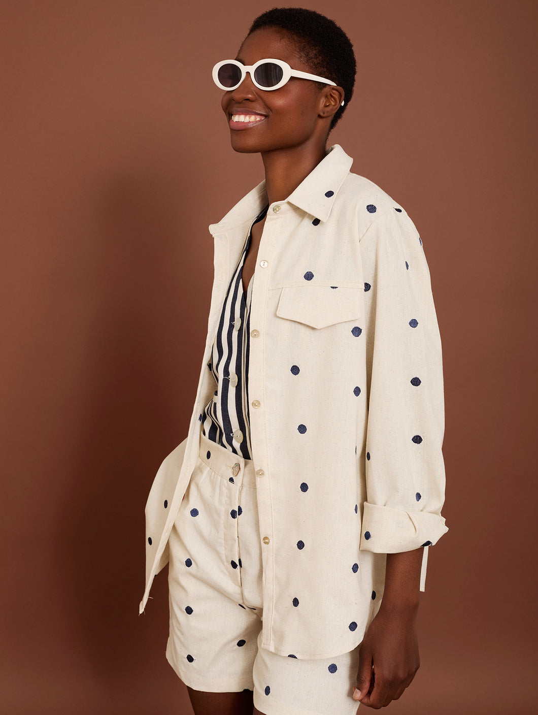 Sobrecamisa con bordado de topos