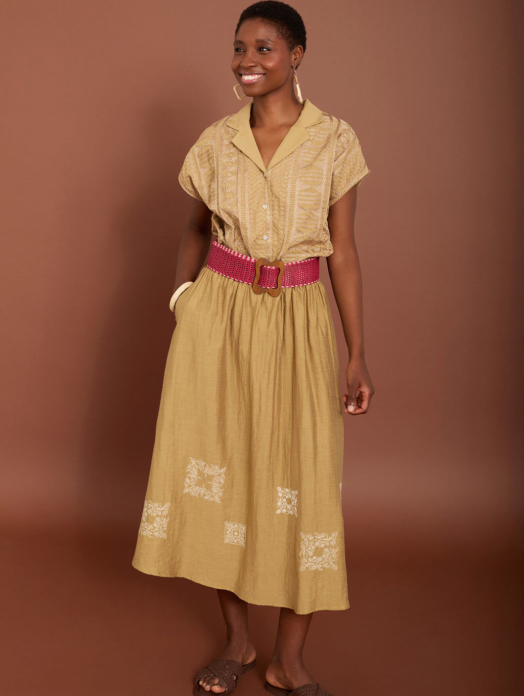 Falda con bordado y cinturilla a contraste