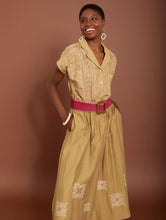 Cargar imagen en el visor de la galería, Falda con bordado y cinturilla a contraste