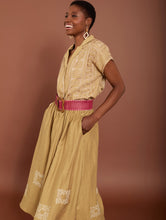 Cargar imagen en el visor de la galería, Falda con bordado y cinturilla a contraste