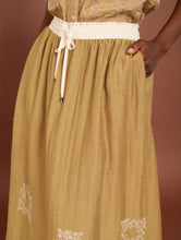 Cargar imagen en el visor de la galería, Falda con bordado y cinturilla a contraste